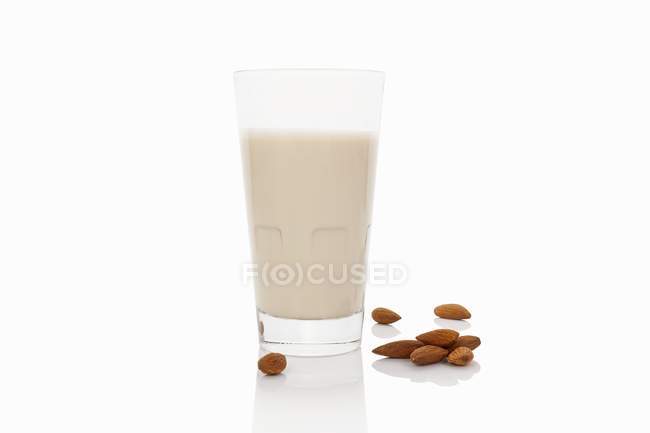 Vaso de leche de almendras - foto de stock