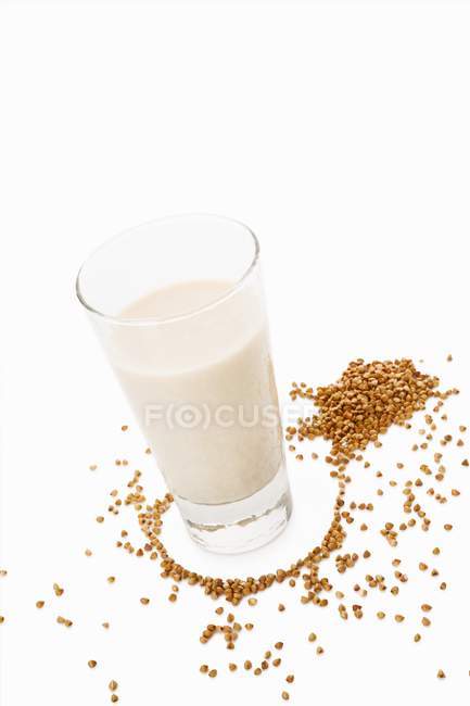 Vaso de leche de trigo sarraceno - foto de stock