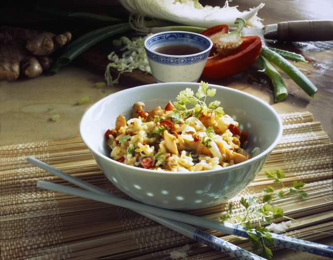 Смажений рис з овочами — стокове фото