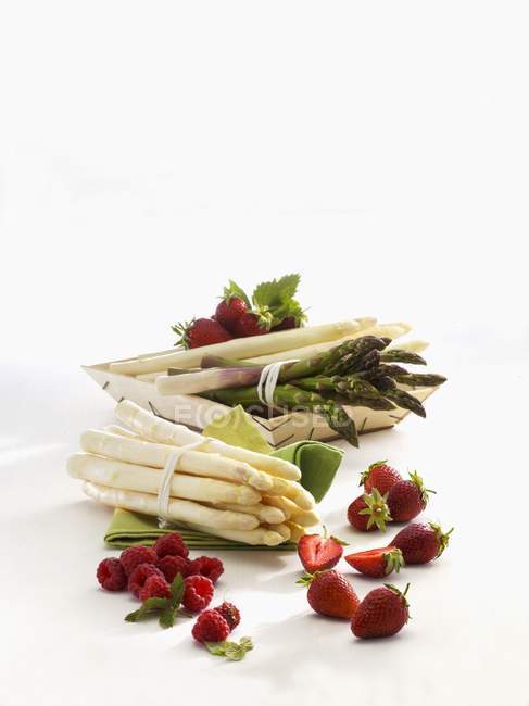 Asparagus with raspberries and strawberries — Stock Photo