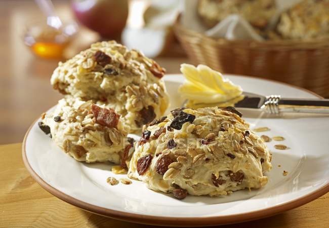 Oatmeals and raisins baked buns — Stock Photo