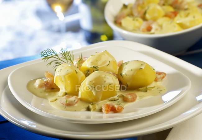 Patatas cremosas con eneldo y pepinillos - foto de stock