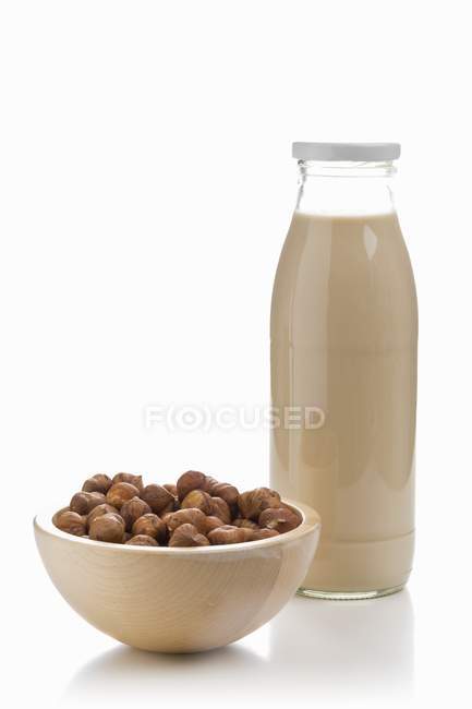 Botella de leche de avellana - foto de stock