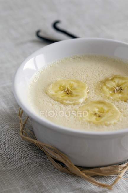 Crema alla vaniglia con banane — Foto stock