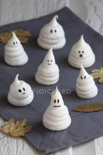 Mini meringue ghosts for Halloween — Stock Photo