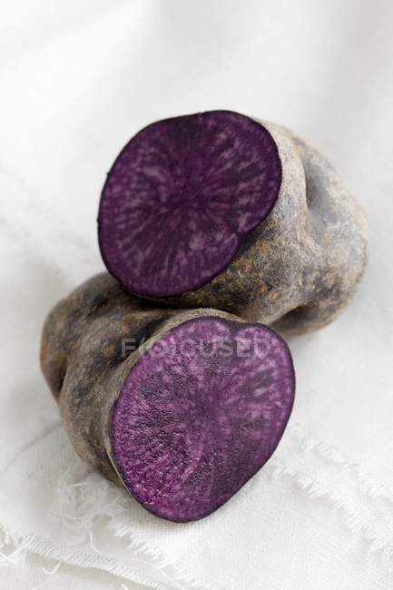 Половинчатый фиолетовый картофель — стоковое фото