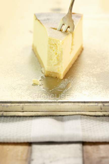 Stück Käsekuchen mit Gabel — Stockfoto