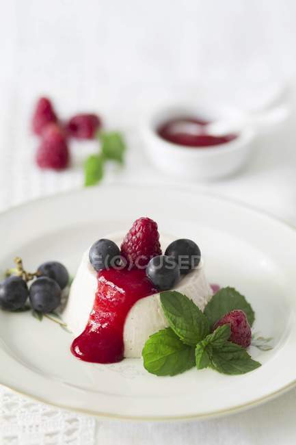 Panna cotta with fresh raspberry — Stock Photo