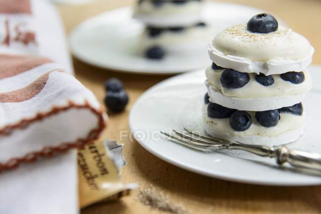 Closeup view of blueberry towers with vanilla cream — Stock Photo
