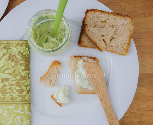 Draufsicht auf Toasts mit Kräuterquark — Stockfoto
