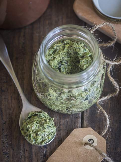 Vista close-up de ervas vegan Pesto em um frasco e na colher — Fotografia de Stock