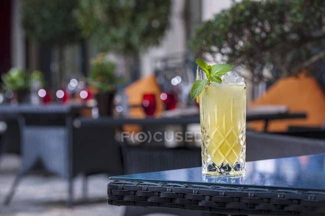 Cocktail allo zenzero in vetro — Foto stock