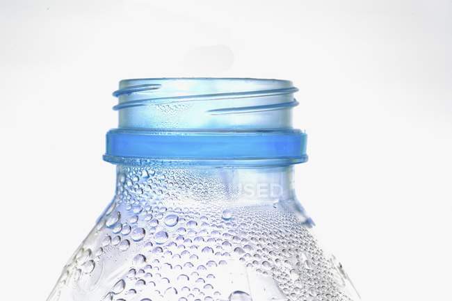 Vista da vicino della parte superiore della bottiglia di plastica bagnata — Foto stock