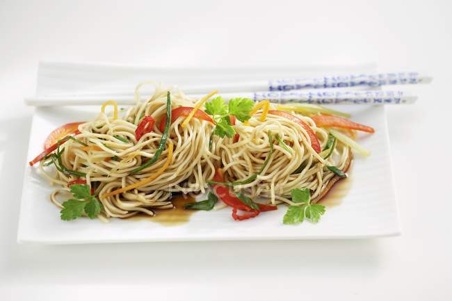 Oriental vegetable noodles — Stock Photo