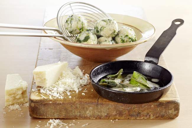 Spinach dumplings with butter — Stock Photo