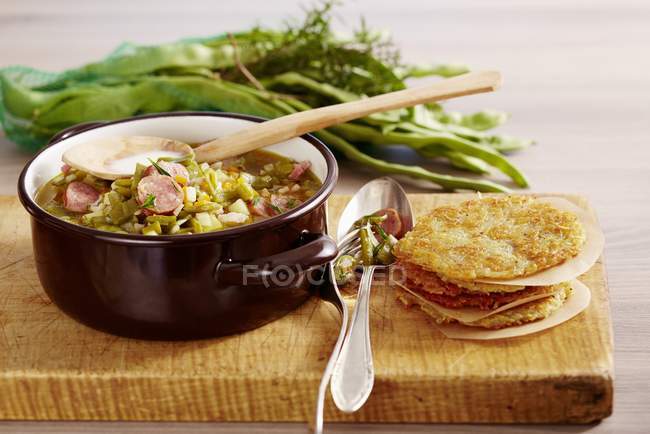 Soupe de haricots avec des gâteaux de pommes de terre — Photo de stock