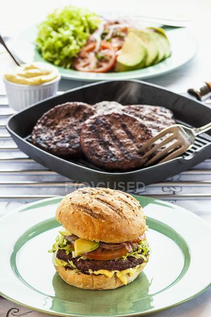 Beefburger avec salade et aïoli — Photo de stock