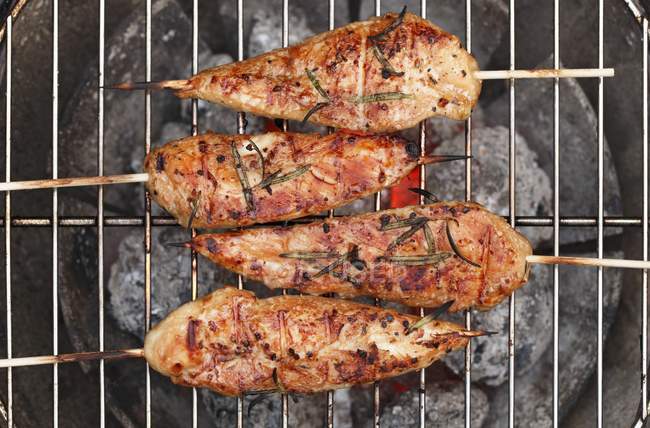 Brochettes de poulet sur barbecue — Photo de stock