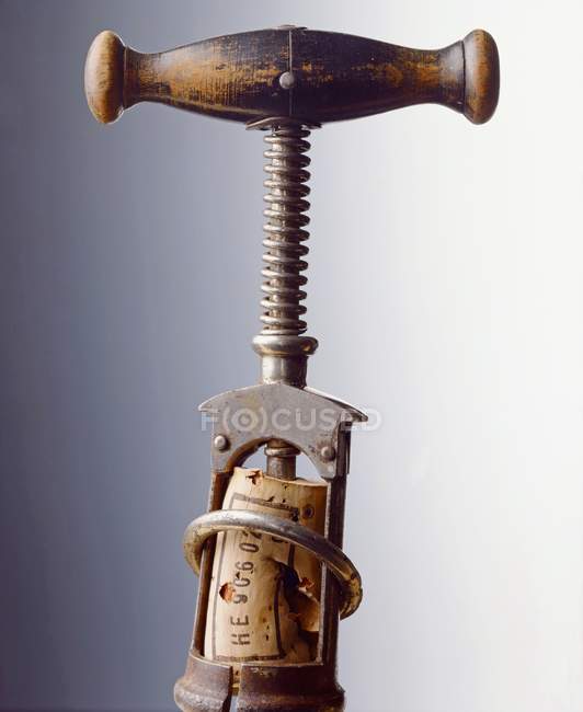 Nahaufnahme eines antiken Korkenziehers mit einem Korken — Stockfoto