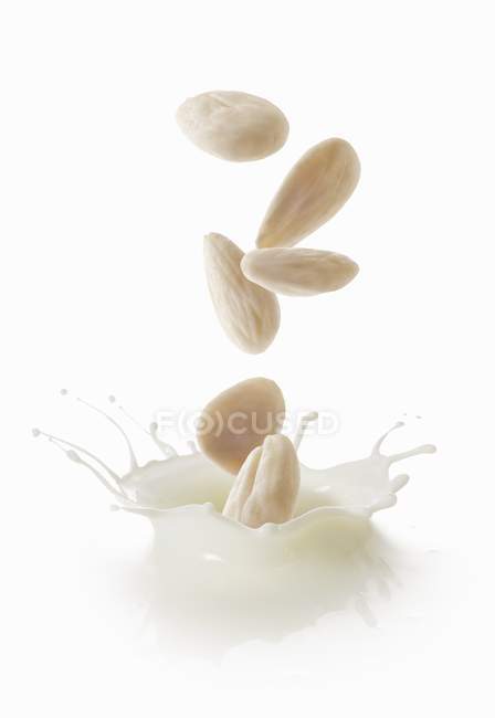 Salpicos de leite de amêndoa — Fotografia de Stock