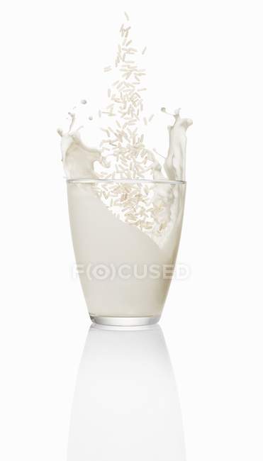 Рисовое молоко в стекле — стоковое фото