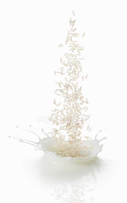 Salpicadura de leche de arroz - foto de stock