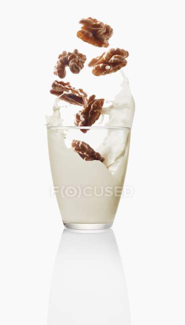Ореховое молоко в стекле — стоковое фото
