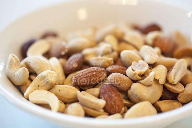 Geröstete gesalzene gemischte Nüsse — Stockfoto