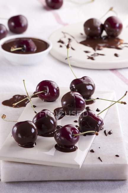 Cerezas cubiertas de chocolate - foto de stock