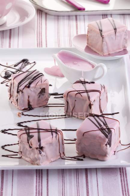 Petit Fours mit rosa Zuckerguss — Stockfoto