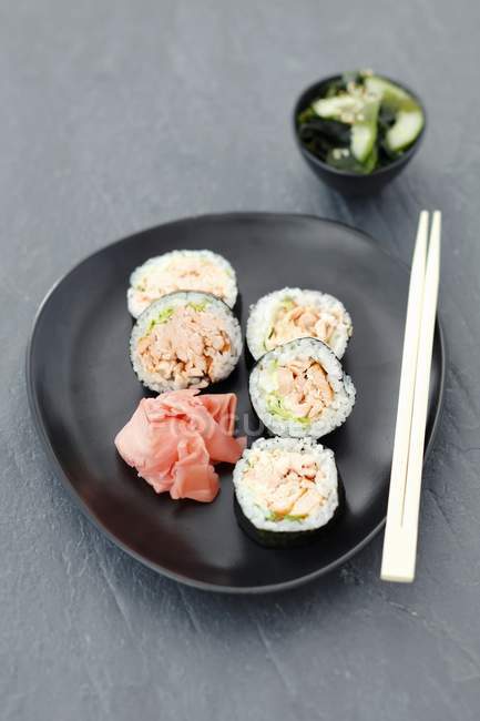 Sushi con salmón a la parrilla - foto de stock