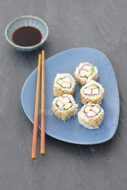 Sushi mit Surimi und Avocado — Stockfoto