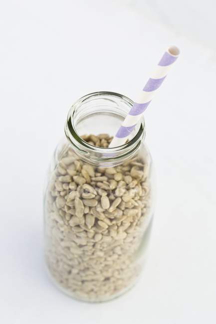 Семена подсолнечника в бутылке — стоковое фото