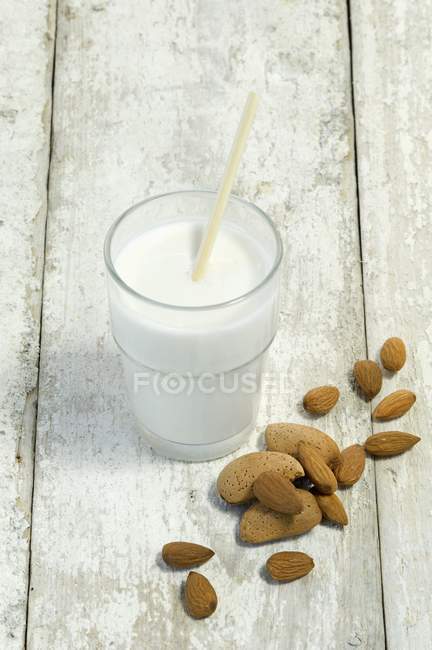 Copo de leite de amêndoa — Fotografia de Stock