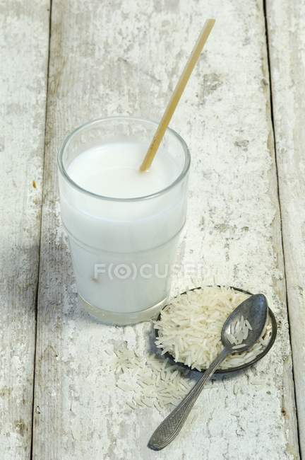 Vaso de leche de arroz - foto de stock