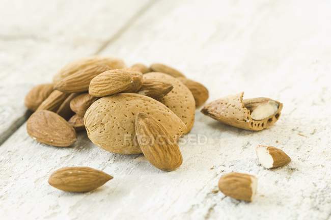 Almonds shelled and unshelled — Stock Photo
