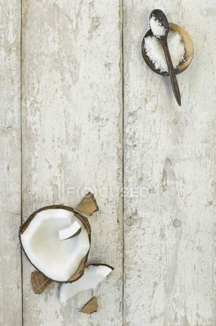 Ouvert noix de coco cassée et flocons — Photo de stock