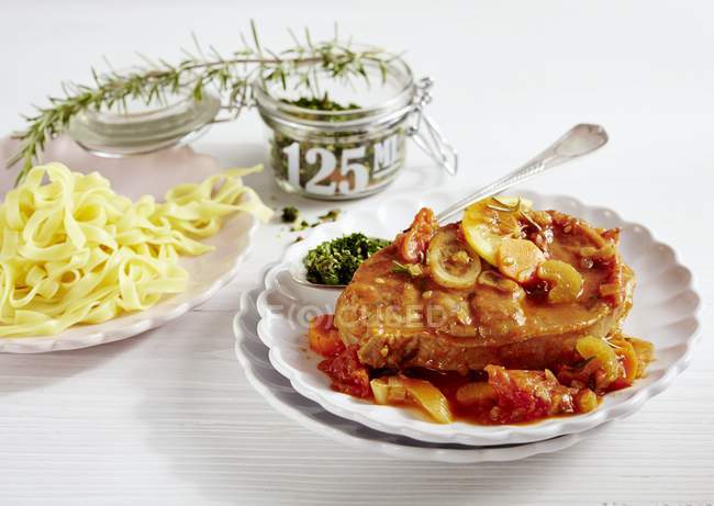Ossobucco mit Tagliatelle-Pasta — Stockfoto