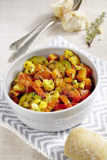 Verdure al curry con erbe aromatiche in ciotola bianca — Foto stock