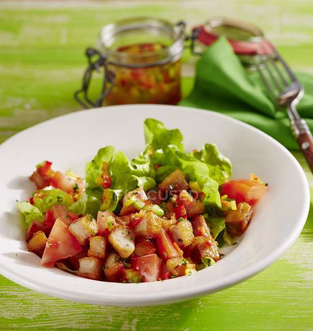 Tomato and lettuce salad with diced escalope — Stock Photo
