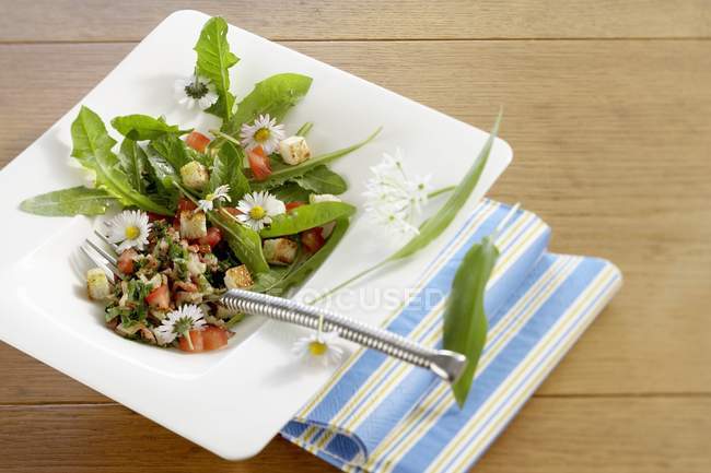Салат з листя кульбаби з диким часником — стокове фото