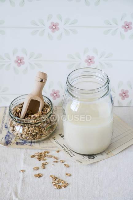 Овес и стакан молока — стоковое фото