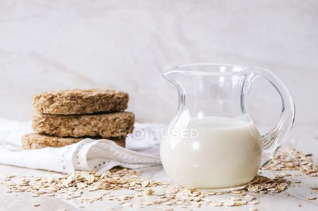 Кувшин овсяного молока — стоковое фото