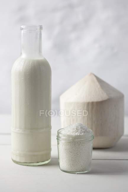 Kokosmilch auf weißem Hintergrund — Stockfoto