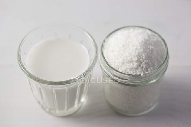 Coconut milk and coconut — Stock Photo