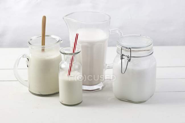 Веганське молоко в склянці — стокове фото