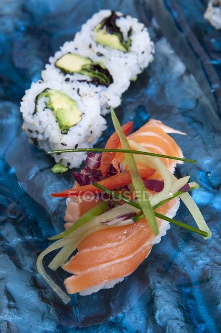 Nigiri con salmón y maki con aguacate - foto de stock
