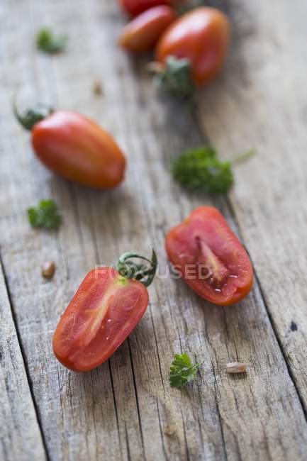 Tomates cherry con mitades - foto de stock