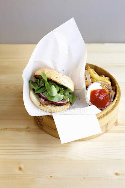 Hamburger di tonno con shiso — Foto stock