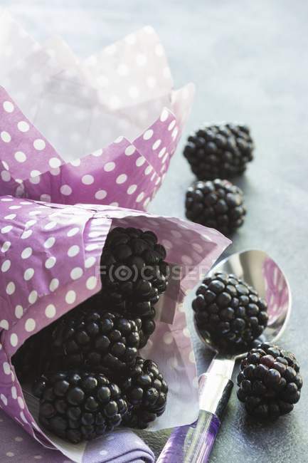 Blackberries in pink paper bag — Stock Photo